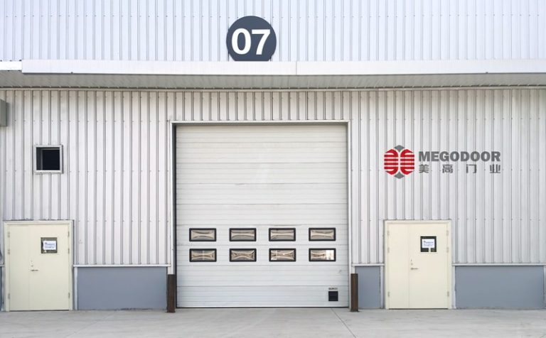 杭州南欧标进口工业提升门：品质与美学的工业门典范缩略图