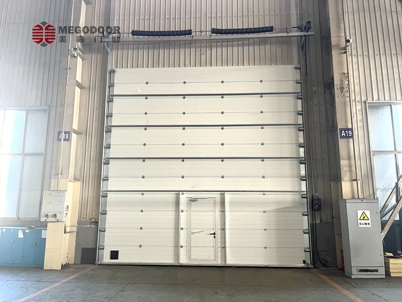 杭州南欧标进口工业提升门:品质与美学的工业门典范插图1 杭州南欧标进口工业提升门:品质与美学的工业门典范插图1