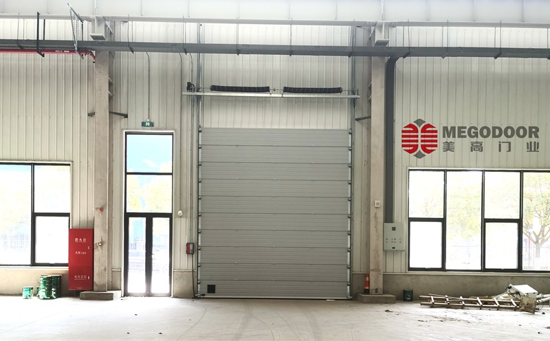 杭州物流园垂直工业提升门：高端品质与高效性能的工业门户解决方案插图1