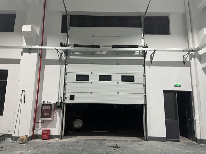 杭州南欧标进口工业提升门:品质与美学的工业门典范插图2 杭州南欧标进口工业提升门:品质与美学的工业门典范插图2