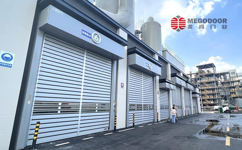 能源守护者：高保温性能工厂大门选型与应用指南插图1