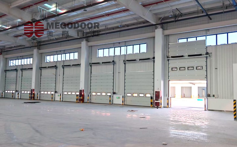 杭州工厂夹芯保温板电动提升门：工业美学与安全性能的完美结合缩略图