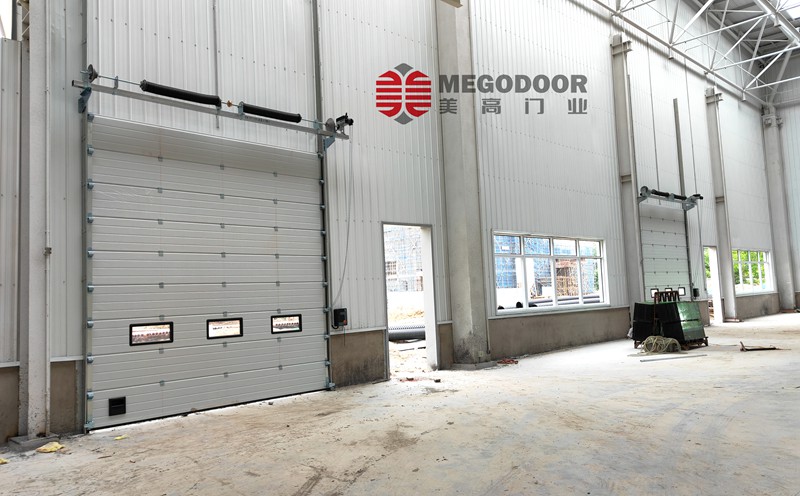 杭州工业厂房车间仓库提升门:智能制造时代的安全高效之选插图1 杭州工业厂房车间仓库提升门:智能制造时代的安全高效之选插图1